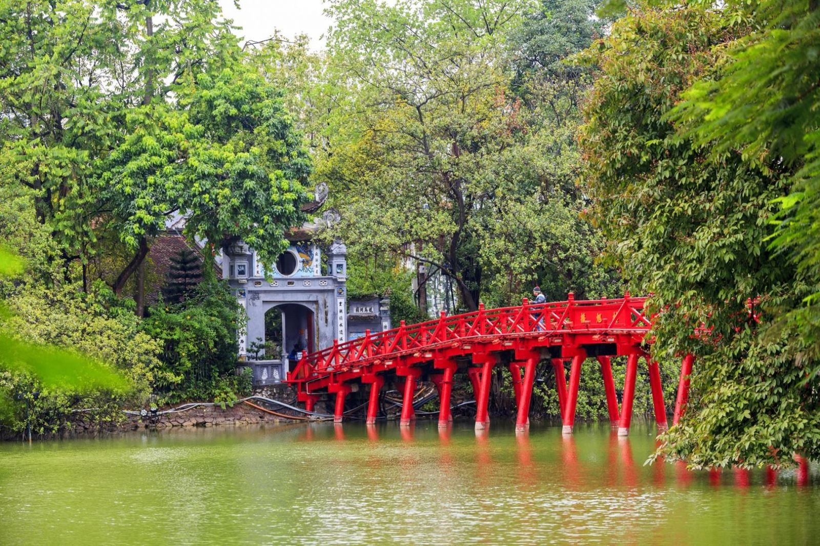 Hoan-Kiem-Lake-red-bridge-hanoi