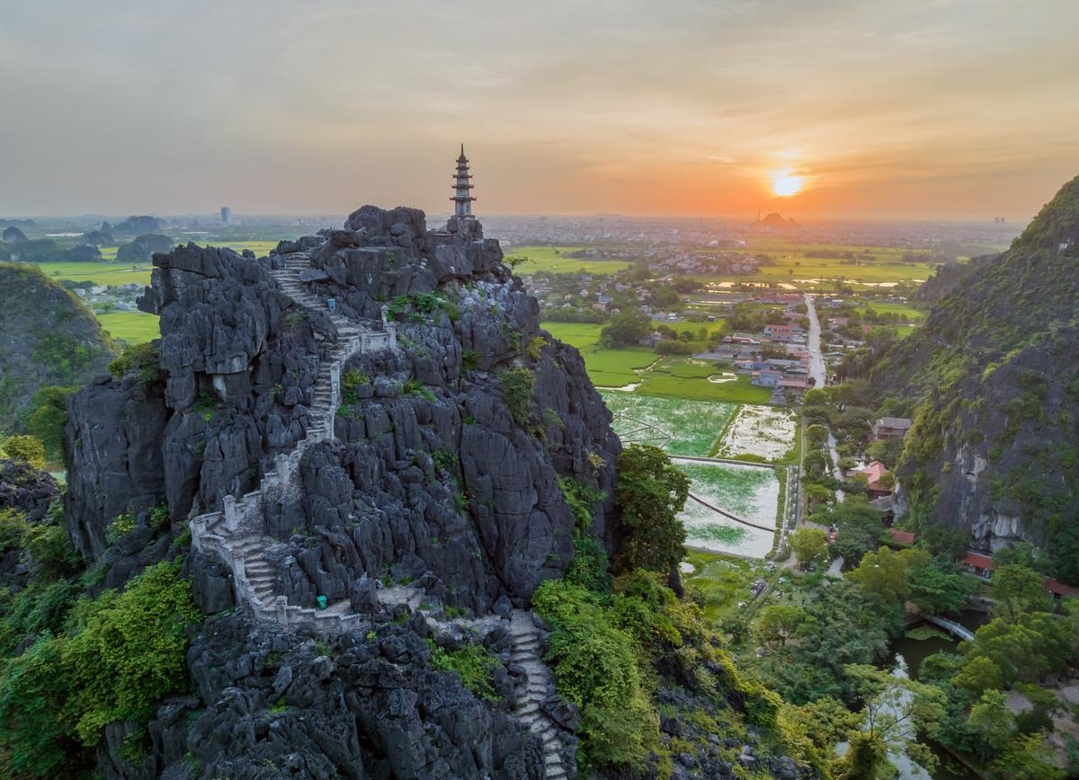 The Best Ninh Binh Day Trip takes travelers to Mua Cave for stunning views of Tam Coc and rice paddies