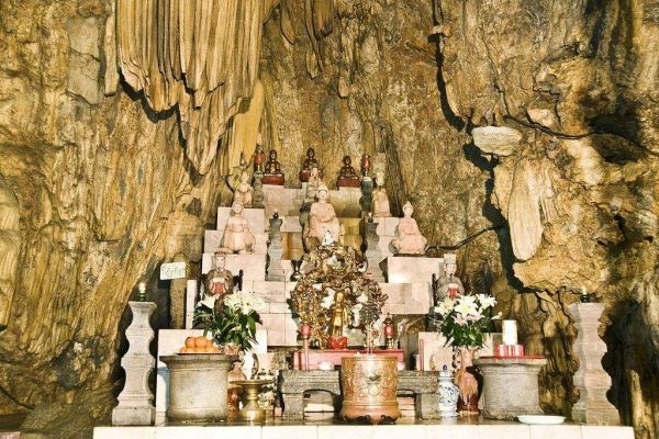 scenic mountain path to Huong Tich Cave on Perfume Pagoda day trip from Hanoi