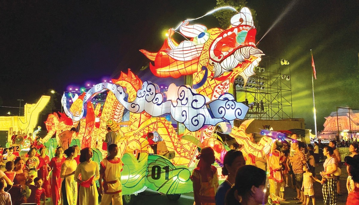 Giant lantern parade at Thanh Tuyen Festival 2025 in Tuyen Quang, Vietnam