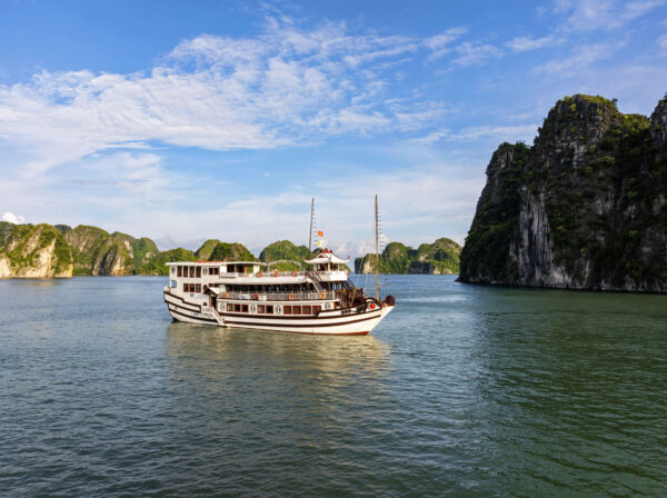 3-Day Bai Tu Long Bay Cruise – Deluxe Experience - Image 3